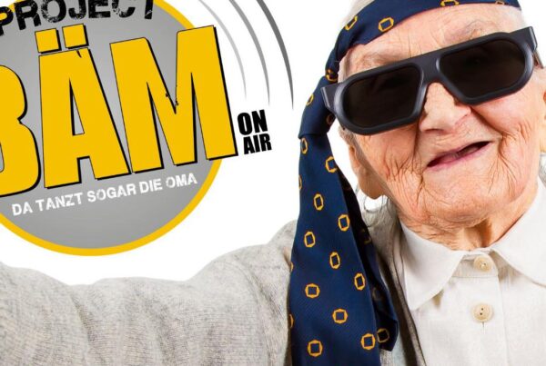 Hip Hop Oma mit schwarzer Brille und Logo auf der linken Seite