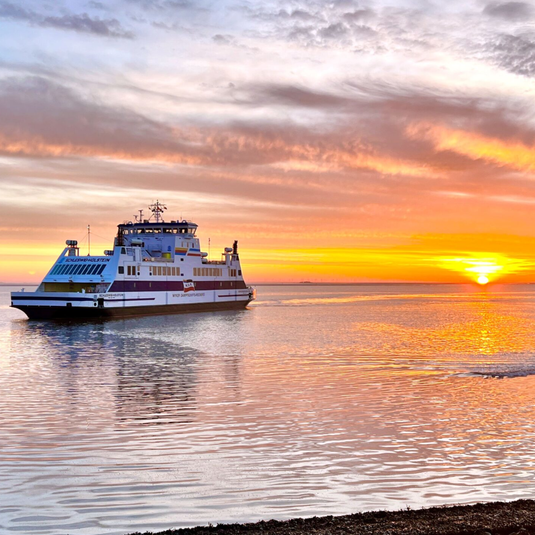 Schiff im Meer bei einem Sonnenuntergang auf Föhr