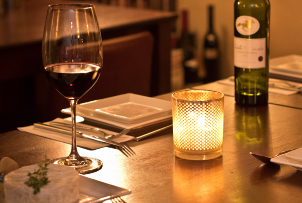 Schickes Restaurant mit Gläser und Wein auf dem Tisch