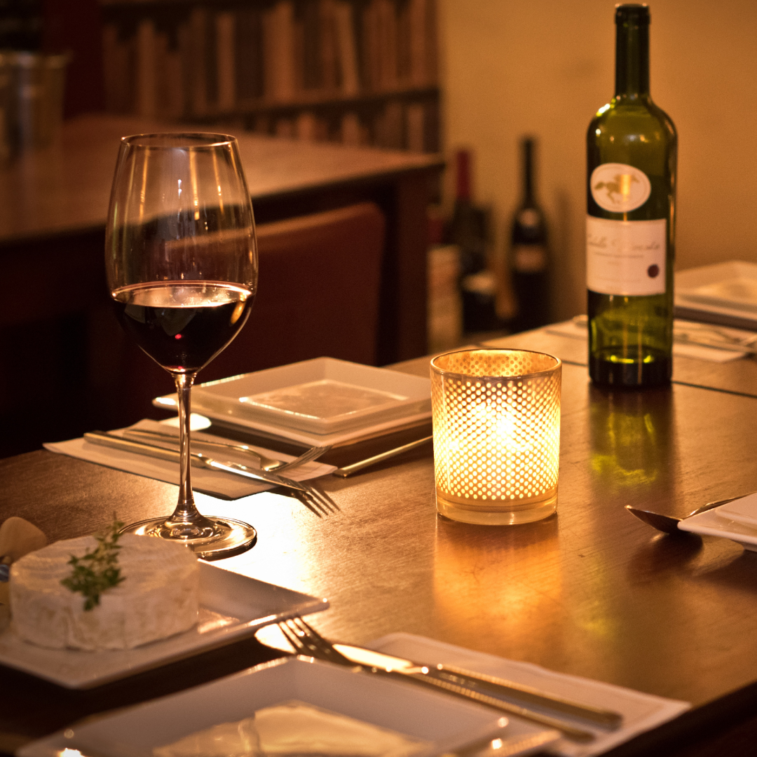 Schickes Restaurant mit Gläser und Wein auf dem Tisch