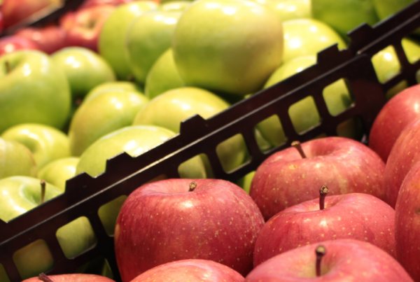 Supermarkt mit verschiedenen Äpfelsorten in der Obstabteilung