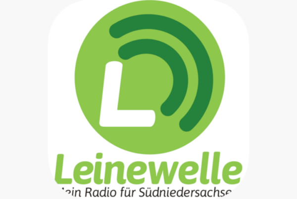 Logo eines Radiosenders mit Grüner und Weißer Schrift