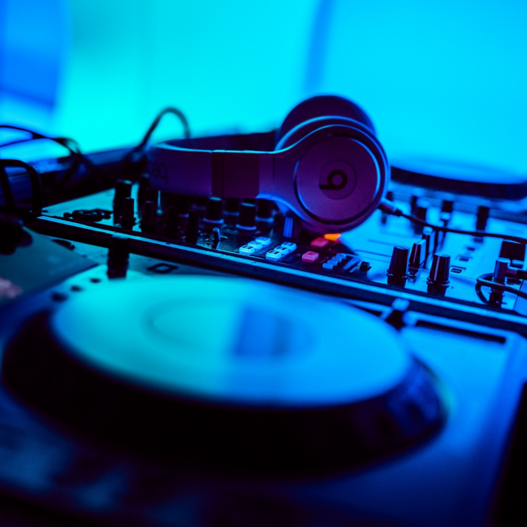 DJ Mischpult mit Kopfhörer und blauem Hintergrund