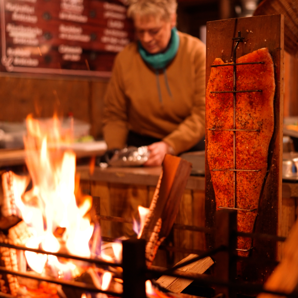 Aufnahmen vom Flammlachs auf dem Weihnachtsmarkt in Saarlouis